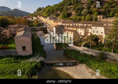 Luftaufnahme der Stadt Piobbico in der Region Marken in Italien Stockfoto