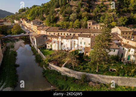 Luftaufnahme der Stadt Piobbico in der Region Marken in Italien Stockfoto