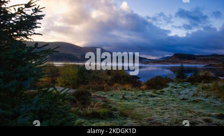 Frostiger Sonnenaufgang über Loch Doon in Ayrshire, Schottland Stockfoto