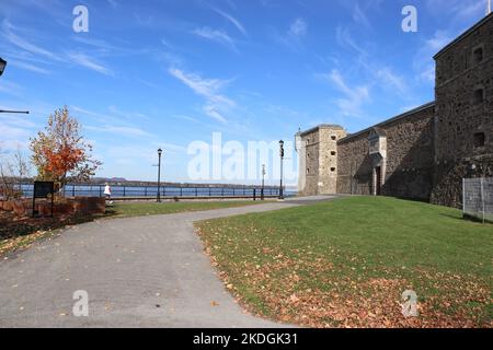 Pfad zum Schloss von Chambly mit Blick auf den Fluss Saint-Laurent, Stock Photo Stockfoto