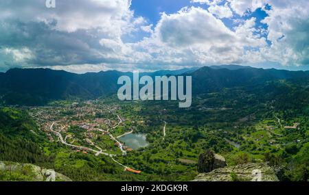 Bulgarische Stadt Smolyan mit See, Vegetation und Wolken. Rhodopen. Panorama, Draufsicht Stockfoto