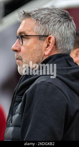 Leverkusen, Nordrhein-Westfalen, Deutschland. 6.. November 2022. Union-Berlin-Trainer URS FISCHER steht vor dem Bundesliga-Spiel Bayer Leverkusen gegen Union Berlin am 6. November 2022 in der BayArena in Leverkusen am Seitenfeld. (Bild: © Kai Dambach/ZUMA Press Wire) Stockfoto