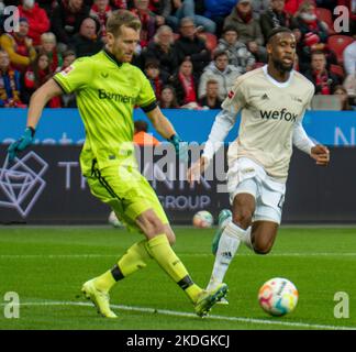 Leverkusen, Nordrhein-Westfalen, Deutschland. 6.. November 2022. Bayer Leverkusen-Torhüter LUKAS HRADECKY (1, links) versucht einen Pass, während er am 6. November 2022 vom Union-Berliner Spieler THEOSON-JORDAN SIEBATCHEU (45, rechts) beim Bundesliga-Spiel Bayer Leverkusen gegen Union Berlin in der BayArena in Leverkusen, Deutschland, unter Druck gesetzt wird. (Bild: © Kai Dambach/ZUMA Press Wire) Stockfoto