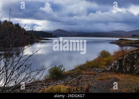 Stürmischer Blick über Loch Doon in Ayrshire, Schottland, an einem Herbstmorgen Stockfoto