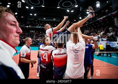 Prag, Tschechische Republik. 06.. November 2022. Silven Galus aus der Slowakei feiert nach dem Gewinn des UNIF Futnet World Championship Men-Dreiermatches Tschechien gegen Slowakei, Prag, Tschechien, 6. November 2022. Quelle: Jaroslav Svoboda/CTK Photo/Alamy Live News Stockfoto