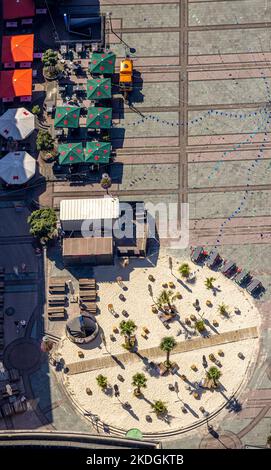Luftbild, Restaurant im Freien mit Sandboden und kleinen Holztischen am Kennedyplatz, Südseeflair mit Palmen, Sonnenschirmen, Stadtzentrum, ESS Stockfoto