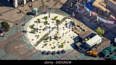 Luftbild, Restaurant im Freien mit Sandboden und kleinen Holztischen am Kennedyplatz, Südseestrair mit Palmen, Innenstadt, Essen, Ruhr Stockfoto