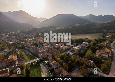 Luftaufnahme der Stadt Piobbico in der Region Marken in Italien Stockfoto