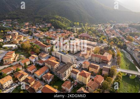 Luftaufnahme der Stadt Piobbico in der Region Marken in Italien Stockfoto