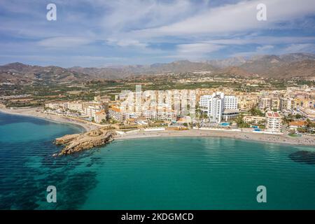 Die Drohnenaufnahme von Nerja, Andalusien, Spanien. Nerja ist eine Gemeinde an der Costa del Sol in der Provinz Málaga. Stockfoto