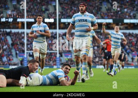 London, Großbritannien. 06.. November 2022. London ENGLAND - November 06: Argentiniens Santiago Carreras geht für sein Tryduring Autumn International Series Spiel zwischen England und Argentinien im Twickenham Stadion, London am 06.. November 2022 Credit: Action Foto Sport/Alamy Live News Stockfoto