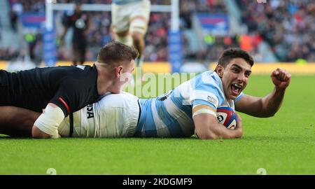 London, Großbritannien. 06.. November 2022. London ENGLAND - November 06: Argentiniens Santiago Carreras geht für sein Tryduring Autumn International Series Spiel zwischen England und Argentinien im Twickenham Stadion, London am 06.. November 2022 Credit: Action Foto Sport/Alamy Live News Stockfoto