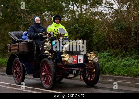 Teilnehmer des jährlichen Veteran Car Run 2022 von London nach Brighton Stockfoto