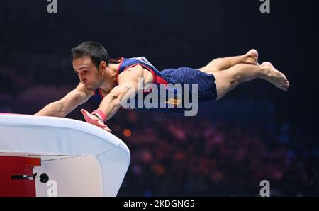 Liverpool, Großbritannien. 06.. November 2022. Gymnastik: Weltmeisterschaft, Entscheidungsgewölbe, Männer, in der M&S Bank Arena. Artur Dawtjan aus Armenien tritt auf dem Tresorraum auf. Quelle: Marijan Murat/dpa/Alamy Live News Stockfoto