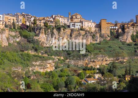 Cuenca, Provinz Cuenca, Kastilien-La Mancha, Spanien. Die Altstadt über die Huecar-Schlucht gesehen. Die Kirche ist die Iglesia de San Pedro, oder St. Peter's Stockfoto