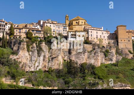 Cuenca, Provinz Cuenca, Kastilien-La Mancha, Spanien. Die Altstadt über die Huecar-Schlucht gesehen. Die Kirche ist die Iglesia de San Pedro, oder St. Peter's Stockfoto