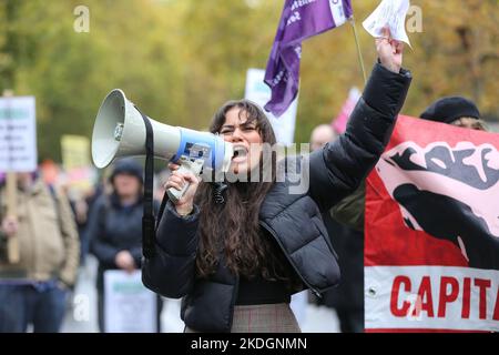 London, Großbritannien. 05.. November 2022. Während einer Demonstration gegen das Scheitern der britischen Regierung bei der Bewältigung der Lebenshaltungskrise, die Tories Out und die Parlamentswahlen forderte, chantet ein Protestler Parolen durch ein Megaphon. Kredit: SOPA Images Limited/Alamy Live Nachrichten Stockfoto