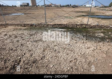 Gaza, Palästina. 06.. November 2022. Ein Blick auf Risse in Ackerland in der Nähe des Gazatals im Dorf Al-Mograqa im Zentrum des Gazastreifens. Das UNDP plant, das Tal von Gaza vor dem Klimawandel zu retten, ein Naturschutzgebiet zu entwickeln und zu errichten, um die Verschmutzung zu überwinden, die das Pflanzenwachstum durch das Abwasser schädigt. (Foto von Ahmed Zakot/SOPA Images/Sipa USA) Quelle: SIPA USA/Alamy Live News Stockfoto
