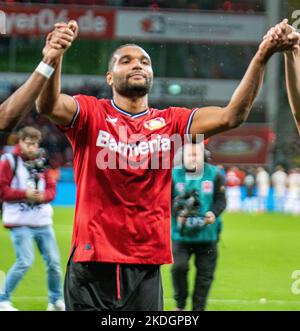 Leverkusen, Nordrhein-Westfalen, Deutschland. 6.. November 2022. Bayer Leverkusen-Verteidiger JONATHAN TAH (4) feiert den Sieg nach dem Bundesliga-Spiel Bayer Leverkusen gegen Union Berlin am 6. November 2022 in der BayArena in Leverkusen. (Bild: © Kai Dambach/ZUMA Press Wire) Stockfoto