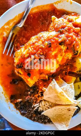 Mexikanisches Omelett mit schwarzen Bohnen Kartoffeln und Nachos auf weißem Teller in El Cafecito in Zicatela Puerto Escondido Oaxaca Mexiko. Stockfoto