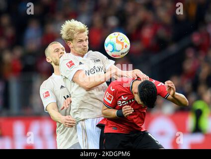 Von links nach rechts Timo BAUMGARTL (UB), Morten THORSBY (UB), Nadiem AMIRI (LEV), Action, Duelle, Header, Fußball 1.Bundesliga, 13.Spieltag, Bayer 04 Leverkusen (LEV) - Union Berlin (UB), am 6.. November 2022 in Leverkusen. #Die DFL-Vorschriften verbieten die Verwendung von Fotos als Bildsequenzen und/oder quasi-Video # Stockfoto