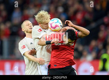 Von links nach rechts Timo BAUMGARTL (UB), Morten THORSBY (UB), Nadiem AMIRI (LEV), Action, Duelle, Header, Fußball 1.Bundesliga, 13.Spieltag, Bayer 04 Leverkusen (LEV) - Union Berlin (UB), am 6.. November 2022 in Leverkusen. #Die DFL-Vorschriften verbieten die Verwendung von Fotos als Bildsequenzen und/oder quasi-Video # Stockfoto