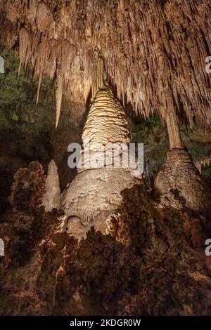 Sonnentempel unter Stalagmiten und Stalaktiten im Big Room, Carlsbad Caverns National Park, Guadalupe Mountains, südöstlich von New Mexico. Stockfoto