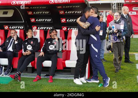 Raffaele Palladino, Cheftrainer (AC Monza) und Salvatore Bocchetti (Cheftrainer des FC Hellas Verona) während des Fußballspiels der italienischen Meisterschaft Serie A zwischen AC Monza und Hellas Verona am 6. November 2022 im U-Power-Stadion in Monza, Italien - Foto Morgese-Rossini / DPPI Stockfoto