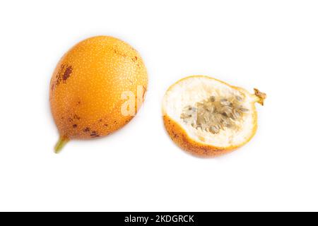 Granadilla isoliert auf weißem Hintergrund. Seitenansicht. Tropisches, gesundes Essen, Sommer, exotisch, Minimalismus. Stockfoto
