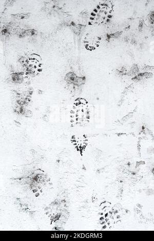 Grungy Boot Prints auf einer weißen grunge Zementwand Nahaufnahme. Abstrakte Ansicht Stockfoto