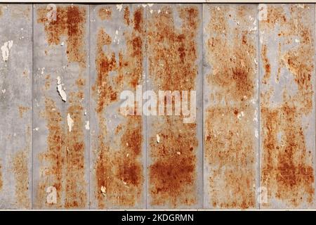 Altes Metallposterbrett mit Papierfetzen. Abstrakte Grunge leere Vorlage Stockfoto