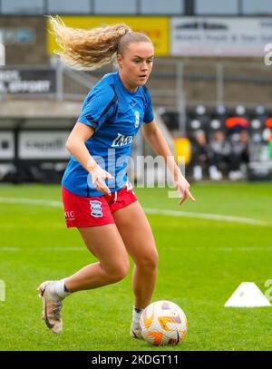 London, Großbritannien. 06.. November 2022. London, England, November 6. 2022: Charlie Devlin (23 Birmingham) erwärmt sich vor dem Barclays Womens Championship-Fußballspiel zwischen London City Lionesses und Birmingham City im Princes Park in London, England. (James Whitehead/SPP) Quelle: SPP Sport Press Foto. /Alamy Live News Stockfoto
