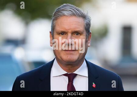 London, Großbritannien. 02.. November 2022. Keir Starmer, Vorsitzender der Labour Party, verlässt sein Haus, um in London Fragen des Premierministers zu stellen. (Foto von Tejas Sandhu/SOPA Images/Sipa USA) Quelle: SIPA USA/Alamy Live News Stockfoto