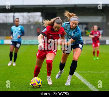 London, Großbritannien. 06.. November 2022. London, England, November 6. 2022: Hayley Nolan (15 London City Lionesses) und Charlie Devlin (23 Birmingham) kämpfen während des Fußballspiels der Barclays Womens Championship zwischen London City Lionesses und Birmingham City im Princes Park in London, England, um den Ball. (James Whitehead/SPP) Quelle: SPP Sport Press Foto. /Alamy Live News Stockfoto