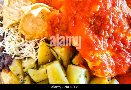 Mexikanisches Omelett mit schwarzen Bohnen Kartoffeln und Nachos auf weißem Teller in El Cafecito in Zicatela Puerto Escondido Oaxaca Mexiko. Stockfoto