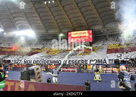 Stadio Olimpico, Rom, Italien. 6.. November 2022. Serie A Fußball; Roma gegen SS Lazio; Roma-Anhänger Kredit: Action Plus Sports/Alamy Live News Stockfoto