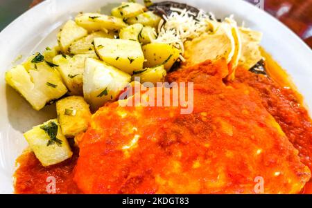 Mexikanisches Omelett mit schwarzen Bohnen Kartoffeln und Nachos auf weißem Teller in El Cafecito in Zicatela Puerto Escondido Oaxaca Mexiko. Stockfoto