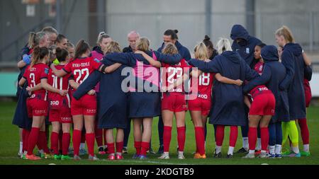 London, Großbritannien. 06.. November 2022. London, England, November 6. 2022: Die Spieler von Birmingham huddeln nach dem Barclays Womens Championship-Fußballspiel zwischen London City Lionesses und Birmingham City im Princes Park in London, England. (James Whitehead/SPP) Quelle: SPP Sport Press Foto. /Alamy Live News Stockfoto