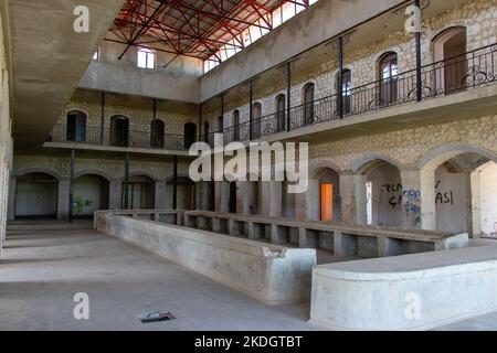 Der historische Basar der Stadt Shusha - Aserbaidschan: 1. Juni 2022. Mittelalterliche Gebäude von Shusha nach dem Karabach-Krieg. Stockfoto