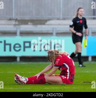 London, Großbritannien. 06.. November 2022. London, England, November 6. 2022: Charlie Devlin (23 Birmingham) ruht eine verpasste Chance während des Barclays Womens Championship Fußballspiels zwischen London City Lionesses und Birmingham City im Princes Park in London, England. (James Whitehead/SPP) Quelle: SPP Sport Press Foto. /Alamy Live News Stockfoto