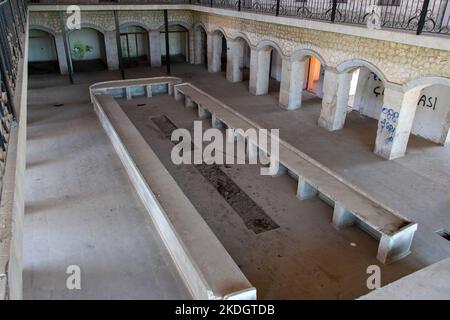 Der historische Basar der Stadt Shusha - Aserbaidschan: 1. Juni 2022. Mittelalterliche Gebäude von Shusha nach dem Karabach-Krieg. Stockfoto