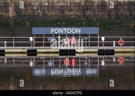 Pontonanlegestelle am Fluss Clyde in Glasgow Stockfoto