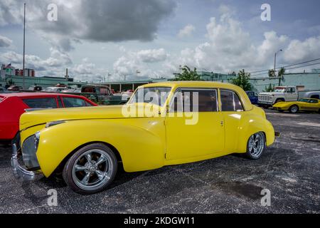 Miami, FL, USA - 18. Oktober 2022: Foto eines Yywllow 1940s Lincoln Continental Stockfoto