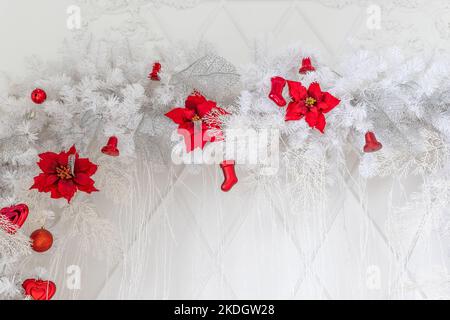 Festliche Winterblumen-Anordnung, rote Sternform und weiße Zweige. Weihnachtsblume Zusammensetzung für Urlaub.Winterzeit. Heimtextilien. Platz kopieren Stockfoto