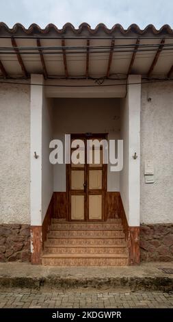 Jerico, Antioquia, Kolumbien - April 5 2022: Fassade eines Weißen Hauses mit braunen und beigen Türen Stockfoto