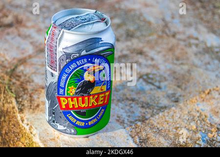 Trinken Sie eine Dose kaltes Phuket Bier am Strand im Paradies im Naithon Beach Sakhu Thalang auf der Phuket Insel Thailand in Southeastasia Asien. Stockfoto