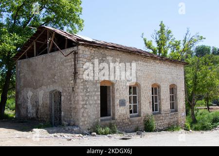 Mittelalterliche Seyidli Moschee in Shusha Stadt - Aserbaidschan: 2. Juni 2022. Islamische Gebäude nach dem Karabach-Krieg. Stockfoto