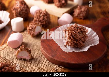 Hausgemachte Karamell-Marshallows in Schokolade Geschmack aufgeblasen Reis bedeckt, süße Leckerbissen leicht zu machen, kein Backen erforderlich, ideal für Partys und Feste Stockfoto