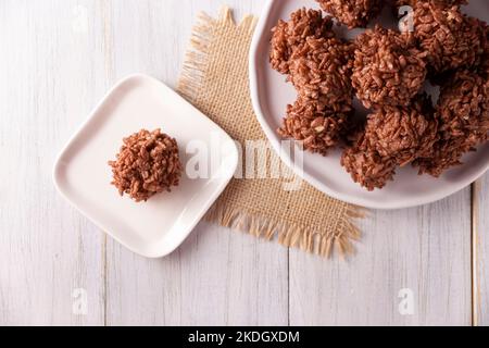 Hausgemachte Karamell-Marshallows in Schokolade Geschmack aufgeblasen Reis bedeckt, süße Leckerbissen leicht zu machen, kein Backen erforderlich, ideal für Partys und Feste Stockfoto