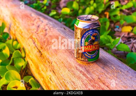 Trinken Sie eine Dose kaltes Phuket Bier am Strand im Paradies im Naithon Beach Sakhu Thalang auf der Phuket Insel Thailand in Southeastasia Asien. Stockfoto